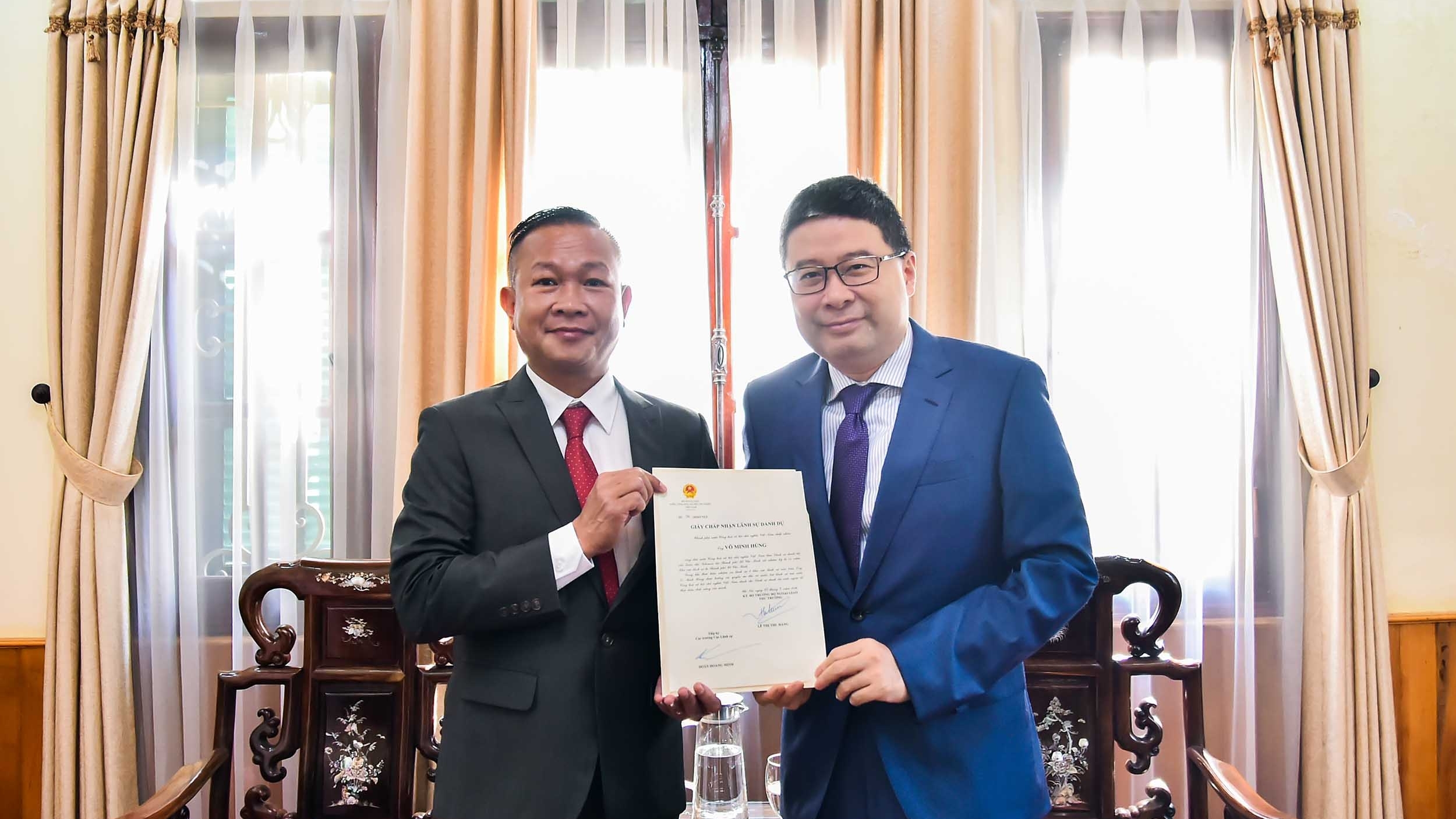 Trao Giấy chấp nhận lãnh sự cho Lãnh sự danh dự Quần đảo Solomon tại Thành phố Hồ Chí Minh