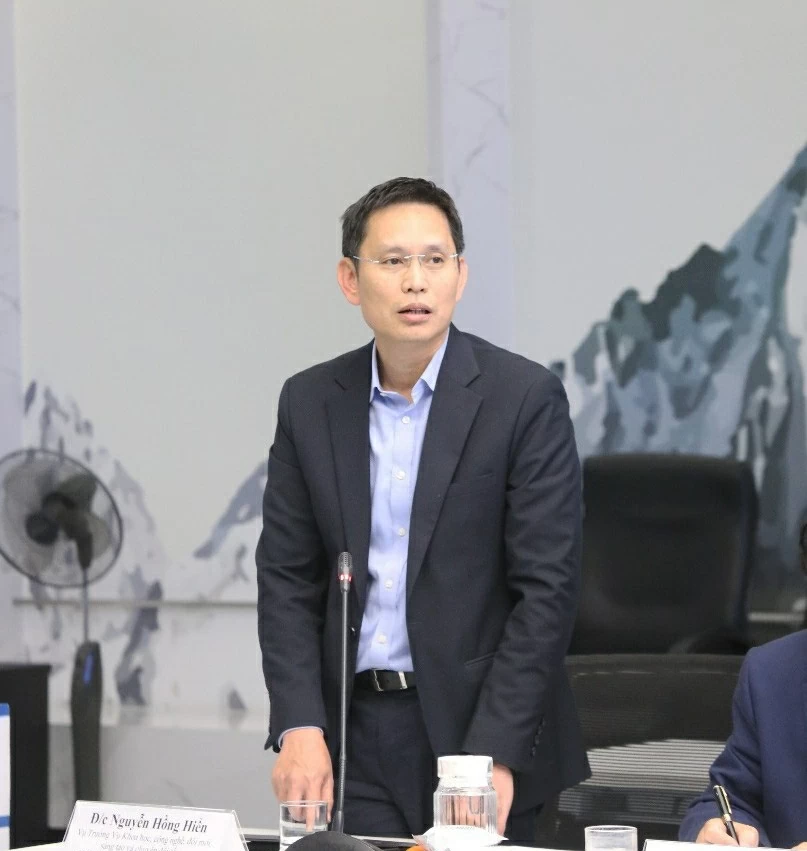 Đồng chí Nguyễn Hồng Hiển, Vụ trưởng Vụ Khoa học, công nghệ, đổi mới sáng tạo và chuyển đổi số, Ban Chính sách, chiến lược Trung ương phát biểu. 