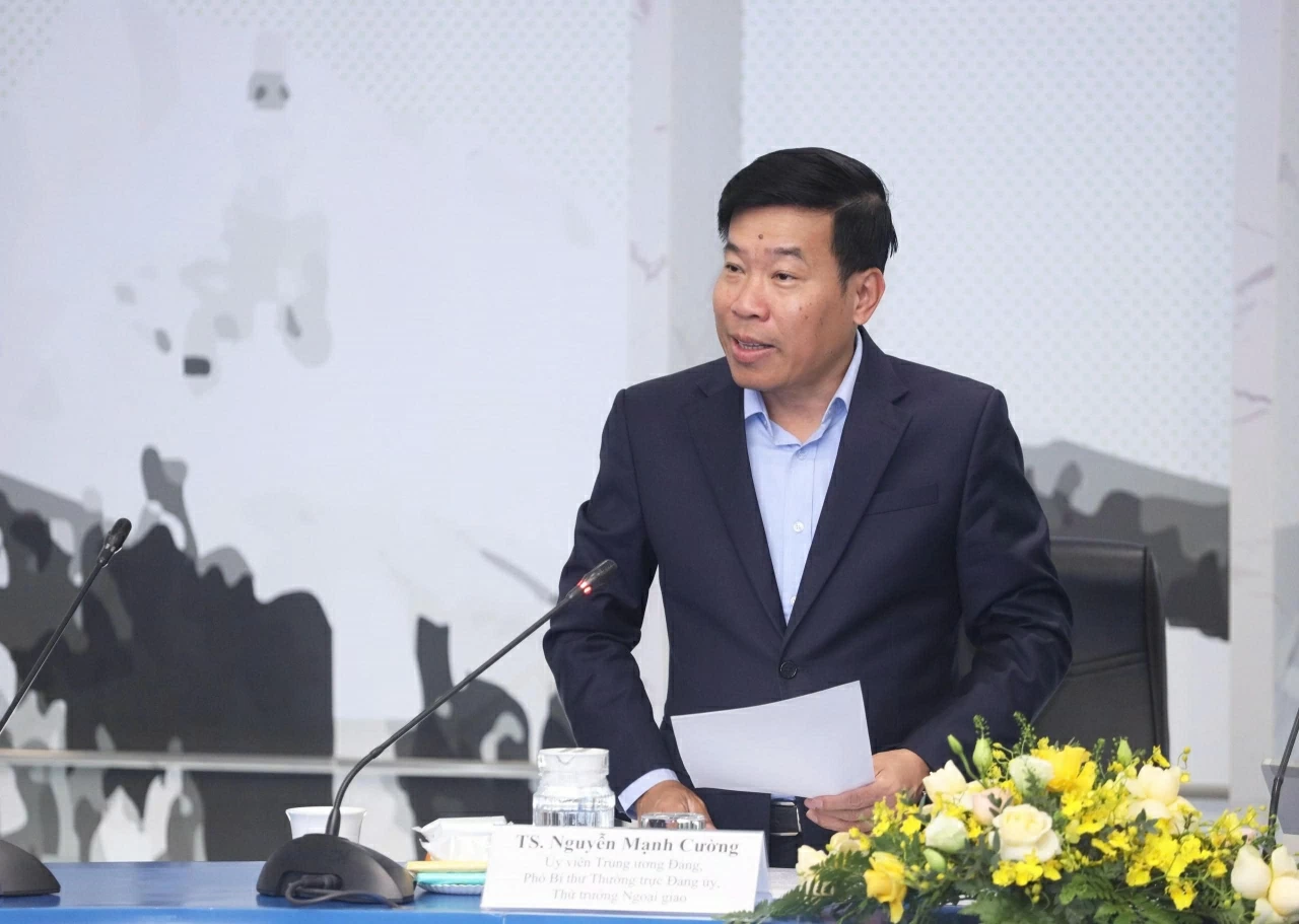 Ủy viên Trung ương Đảng, Phó Bí thư thường trực Đảng ủy, Thứ trưởng Ngoại giao Nguyễn Mạnh Cường phát biểu mở đầu Tọa đàm. (Ảnh: Thành Long)