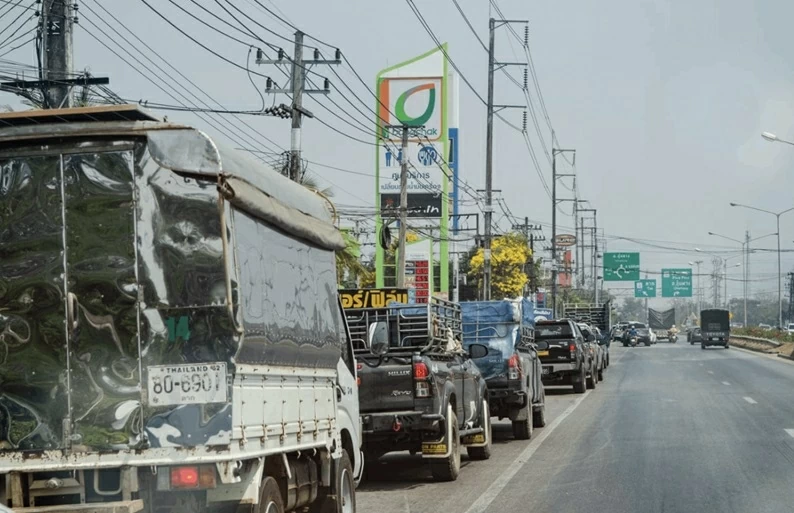 Các phương tiện xếp hàng chờ đổ xăng tại Mae Sot, Thái Lan, trong bối cảnh lo ngại về nguồn cung do cuộc khủng hoảng ở Trung Đông. (Nguồn: Bangkok Post)