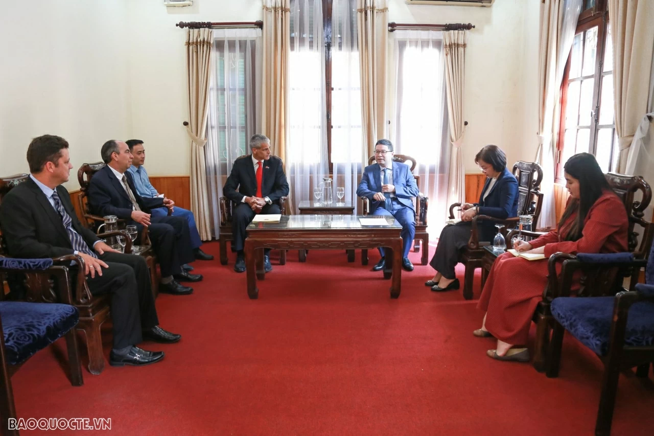 Bộ Ngoại giao trao Giấy Chấp nhận lãnh sự cho Tổng Lãnh sự Cộng hòa Cuba tại Thành phố Hồ Chí Minh