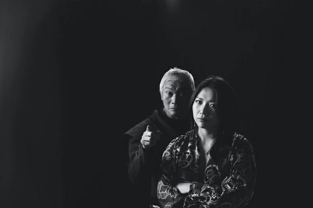 Đào Anh Thơ tái xuất với loạt tranh khổ lớn tại Triển lãm ‘Dòng chảy đột biến’ cùng cha Đào Anh Khánh