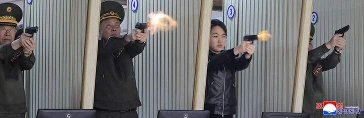 Chủ tịch Triều Tiên Kim Jong Un cùng con gái thăm nhà máy sản xuất súng, kêu gọi mở rộng năng lực sản xuất với tầm nhìn dài hạn