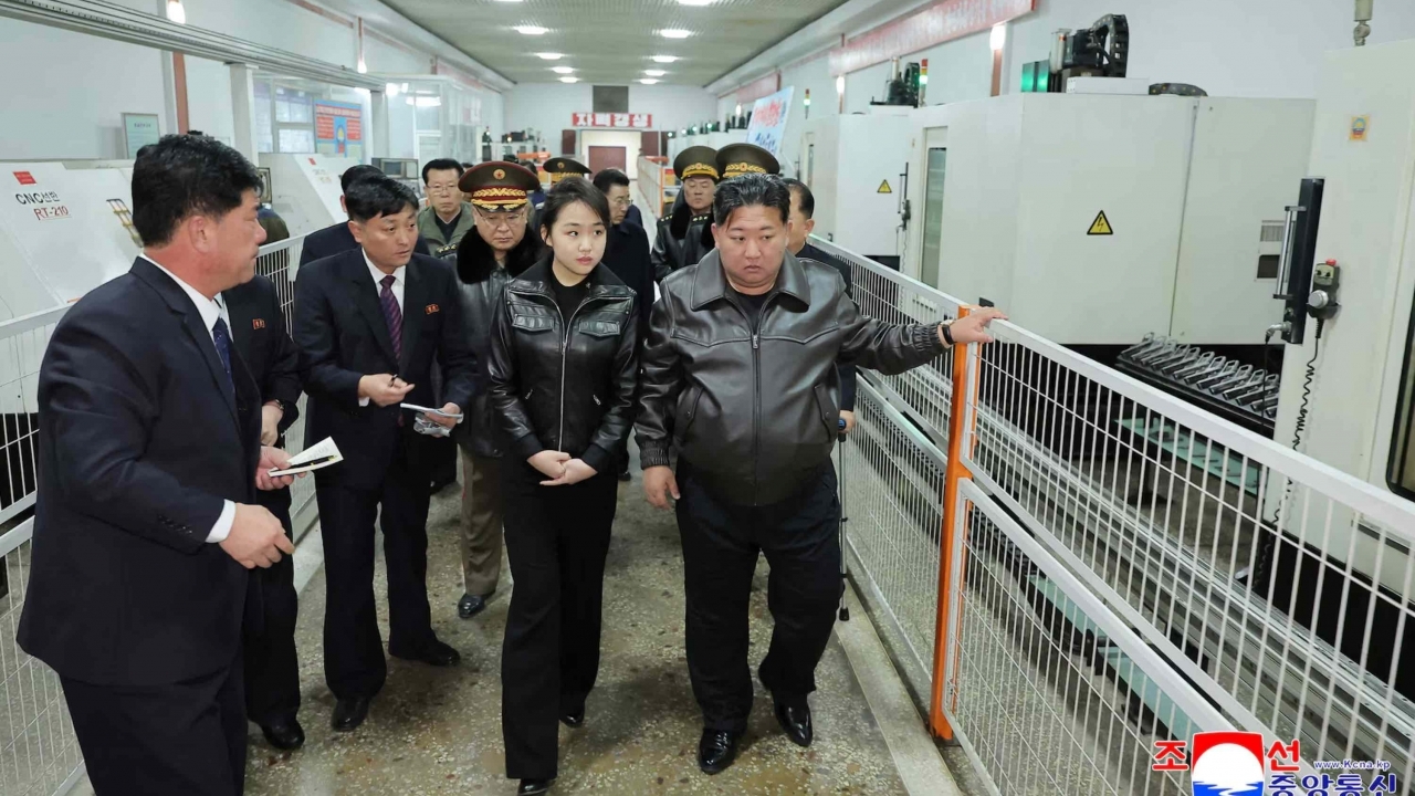 Chủ tịch Triều Tiên Kim Jong Un cùng con gái thăm nhà máy sản xuất súng, kêu gọi mở rộng năng lực sản xuất với tầm nhìn dài hạn