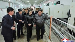 Chủ tịch Triều Tiên Kim Jong Un cùng con gái thăm nhà máy sản xuất súng, kêu gọi mở rộng năng lực sản xuất với tầm nhìn dài hạn
