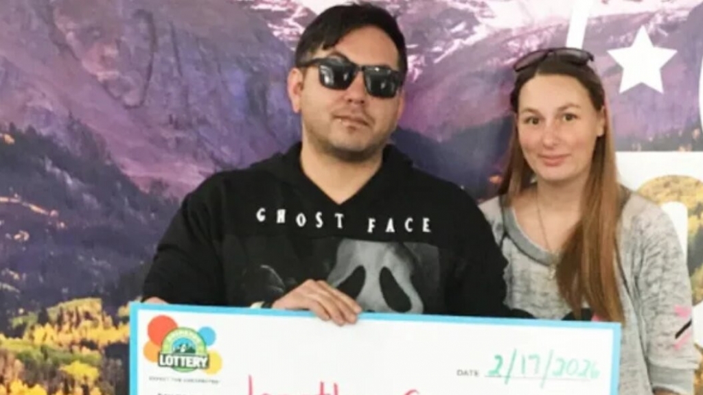 Linh cảm bất ngờ giúp người đàn ông trúng số 1 triệu USD