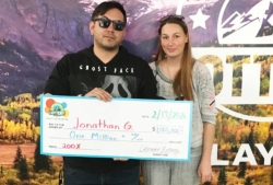 Linh cảm bất ngờ giúp người đàn ông trúng số 1 triệu USD