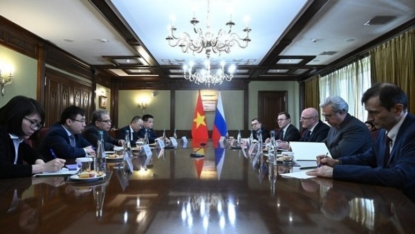 Ambassador Dang Minh Khoi meets with Russian Deputy Prime Minister D. Chernyshenko