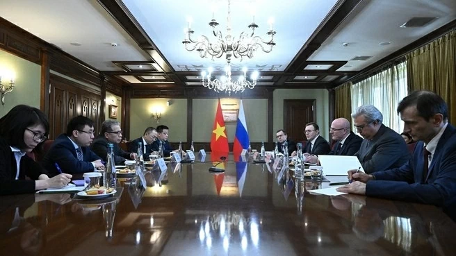 Đại sứ Đặng Minh Khôi gặp làm việc với Phó Thủ tướng Chính phủ Nga D. Chernyshenko