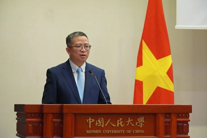 Đại sứ Phạm Thanh Bình trao đổi chuyên đề tại Đại học Nhân dân Trung Quốc