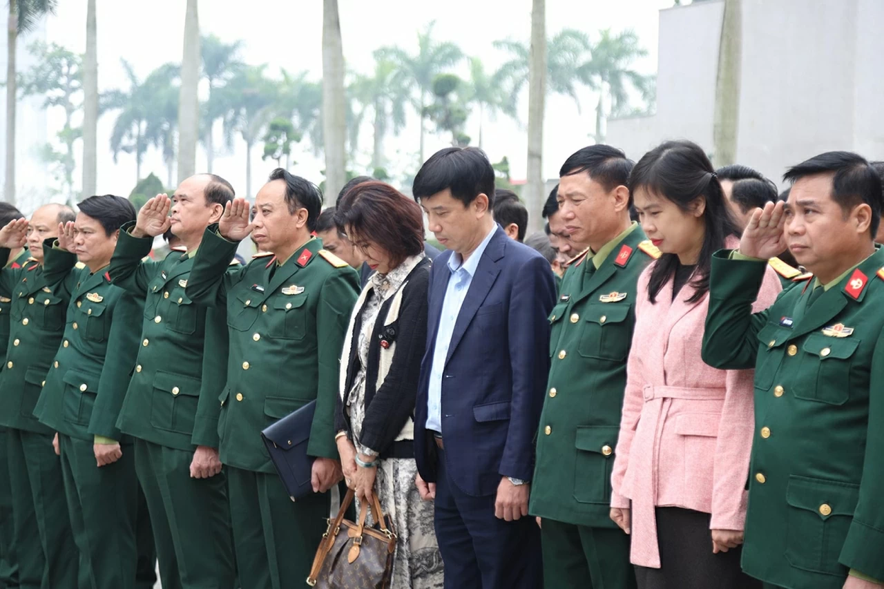 Các đại biểu dâng hương, tưởng nhớ tại bia tưởng niệm các Liệt sĩ Đặc công. (Ảnh: Thành Long)