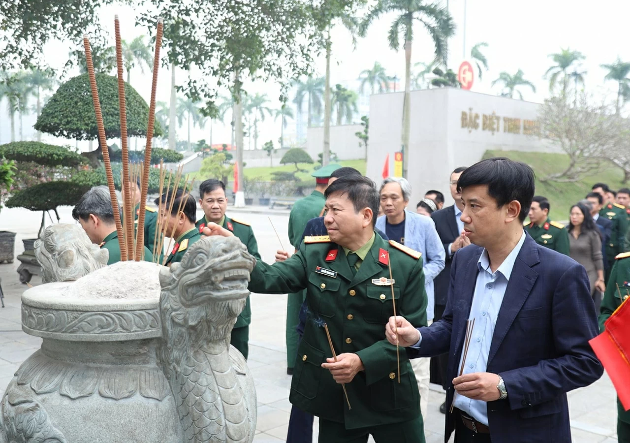 Các đại biểu dâng hương, tưởng nhớ tại bia tưởng niệm các Liệt sĩ Đặc công. (Ảnh: Thành Long)