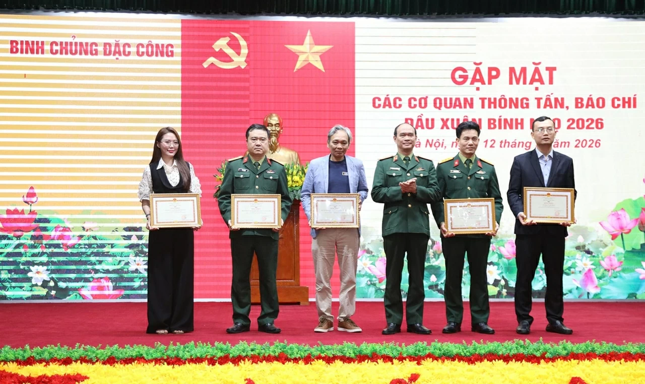 Tại buổi gặp mặt, Binh chủng Đặc công đã tặng Bằng khen cho các tập thể và cá nhân có thành tích xuất sắc trong công tác phối hợp tuyên truyền trong năm 2025. (Ảnh: Thành Long)