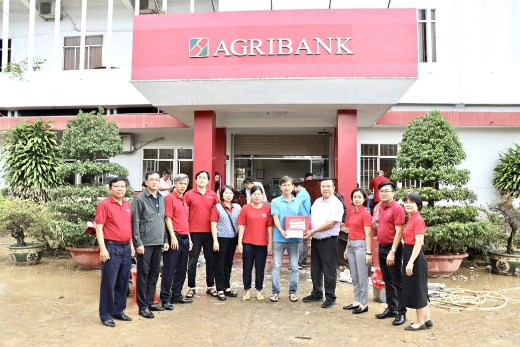 Ngay trong tâm lũ, Agribank hỗ trợ khẩn cấp 11 tỷ đồng các tỉnh Nam Trung Bộ và Tây Nguyên