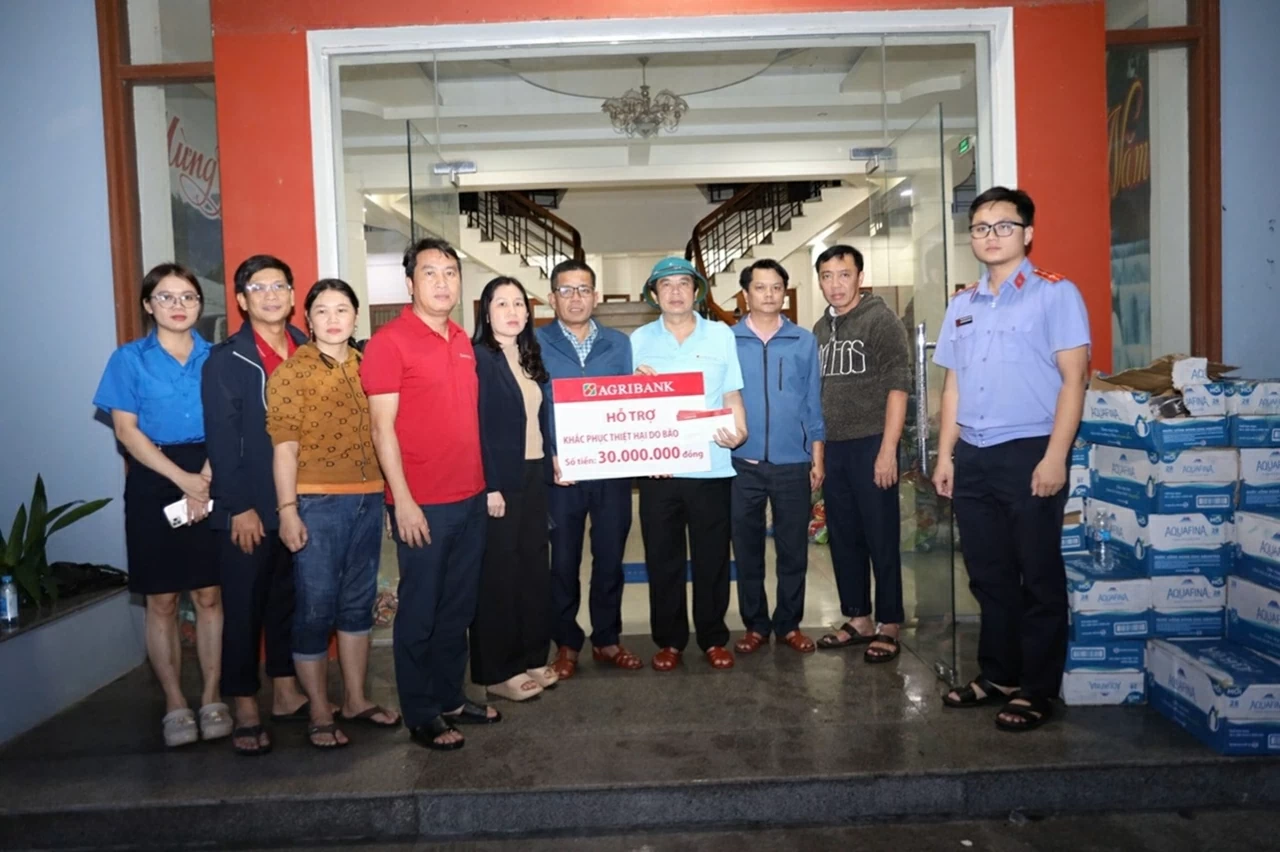 Ngay trong tâm lũ, Agribank hỗ trợ khẩn cấp 11 tỷ đồng các tỉnh Nam Trung Bộ và Tây Nguyên