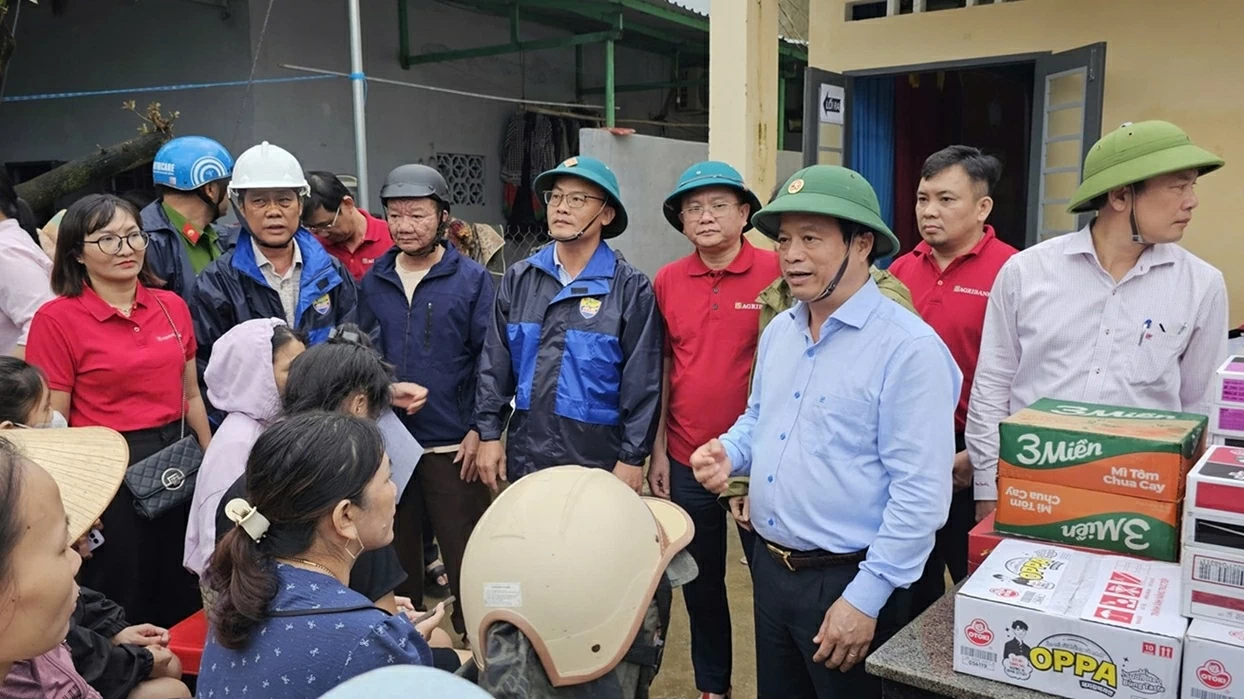 Ngay trong tâm lũ, Agribank hỗ trợ khẩn cấp 11 tỷ đồng các tỉnh Nam Trung Bộ và Tây Nguyên