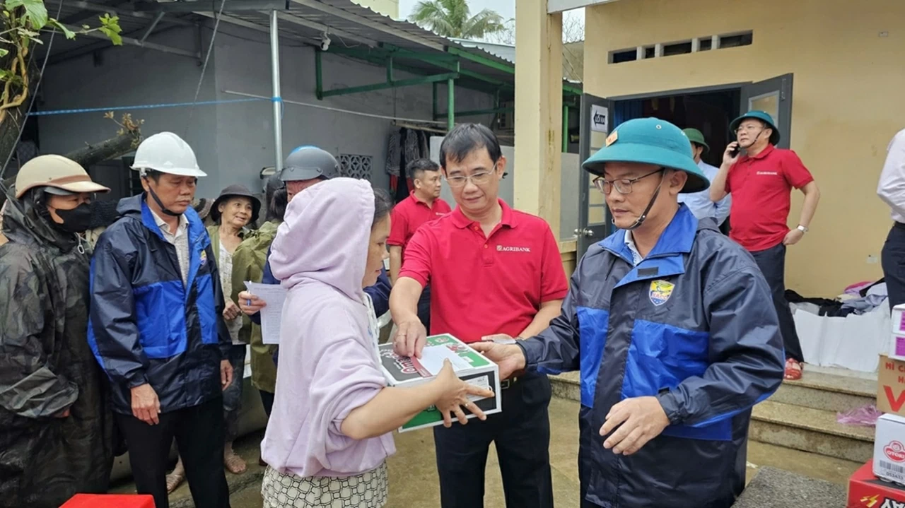 Ngay trong tâm lũ, Agribank hỗ trợ khẩn cấp 11 tỷ đồng các tỉnh Nam Trung Bộ và Tây Nguyên Ngay trong tâm lũ, Agribank hỗ trợ khẩn cấp 11 tỷ đồng các tỉnh Nam Trung Bộ và Tây Nguyên