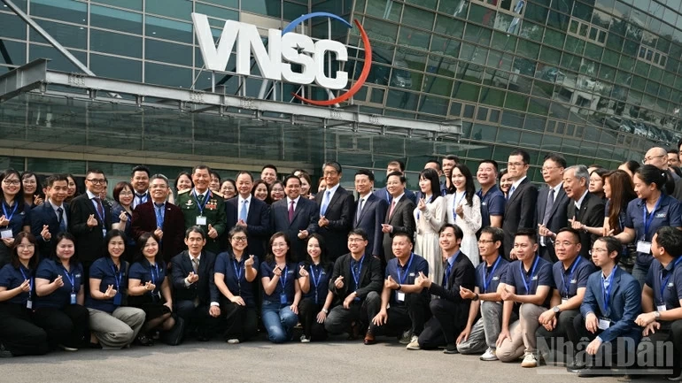 Từng bước hình thành hệ sinh thái ứng dụng công nghệ vũ trụ của Việt Nam Từng bước hình thành hệ sinh thái ứng dụng công nghệ vũ trụ của Việt Nam