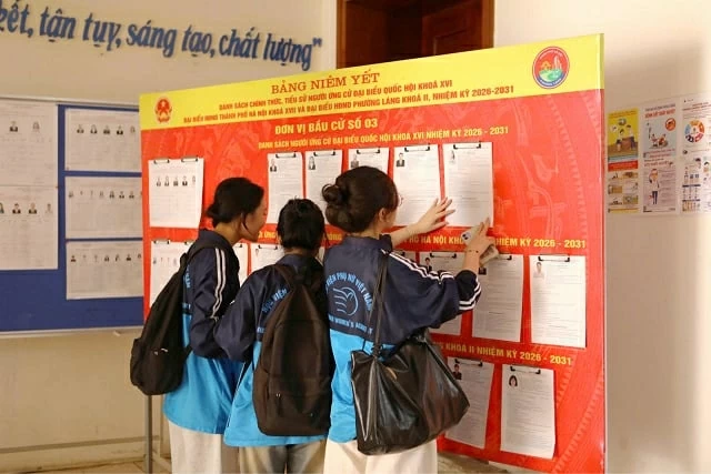 Cử tri trẻ háo hức thực hiện quyền công dân