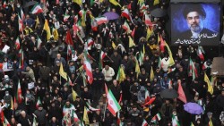 Xung đột Trung Đông: Mỹ điều 2.200 lính thủy quân lục chiến, lên kế hoạch 'giáng đòn mạnh'; Các quan chức hàng đầu Iran tuần hành công khai