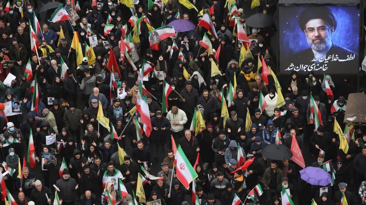 Xung đột Trung Đông: Mỹ điều 2.200 lính thủy quân lục chiến, lên kế hoạch 'giáng đòn mạnh'; Các quan chức hàng đầu Iran tuần hành công khai