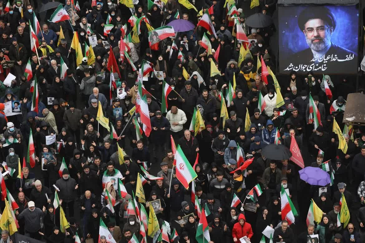 Xung đột Trung Đông: Mỹ điều 2.200 lính thủy quân lục chiến, lên kế hoạch giáng đòn mạnh; Các quan chức hàng đầu Iran tuần hành công khai Xung đột Trung Đông: Mỹ điều 2.200 lính thủy quân lục chiến, lên kế hoạch giáng đòn mạnh; Các quan chức hàng đầu Iran tuần hành công khai