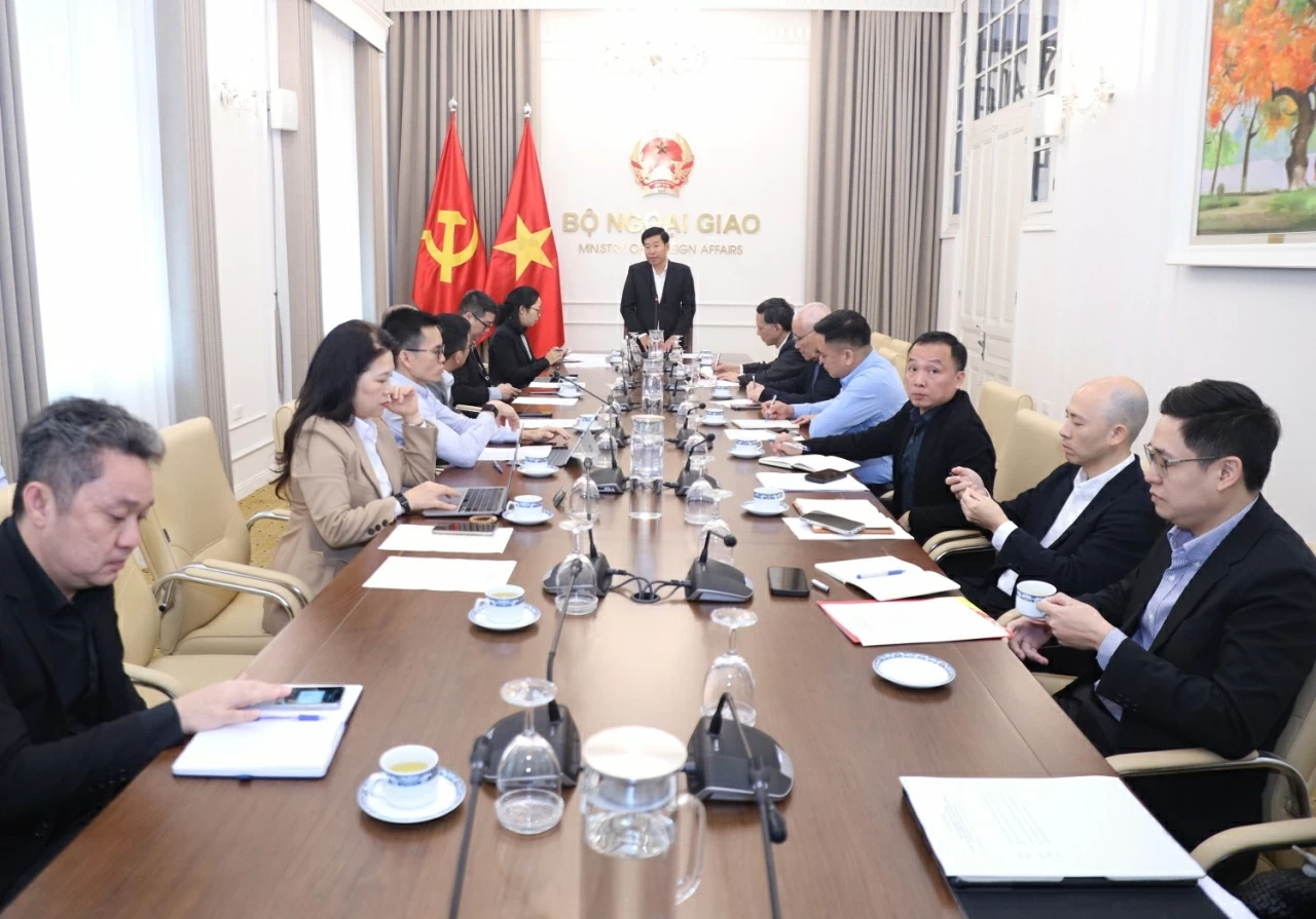 Toàn cảnh Thứ trưởng Bộ Ngoại giao đã chủ trì cuộc họp với với các doanh nghiệp đang đầu tư, kinh doanh tại Indonesia. (Ảnh: Thành Long)