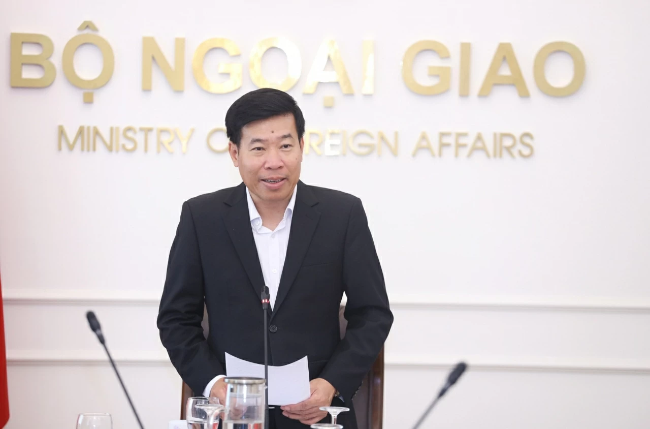 Uỷ viên Trung ương Đảng, Phó Bí thư Thường trực Đảng uỷ, Thứ trưởng Bộ Ngoại giao Nguyễn Mạnh Cường phát biểu kết luận. (Ảnh: Thành Long)