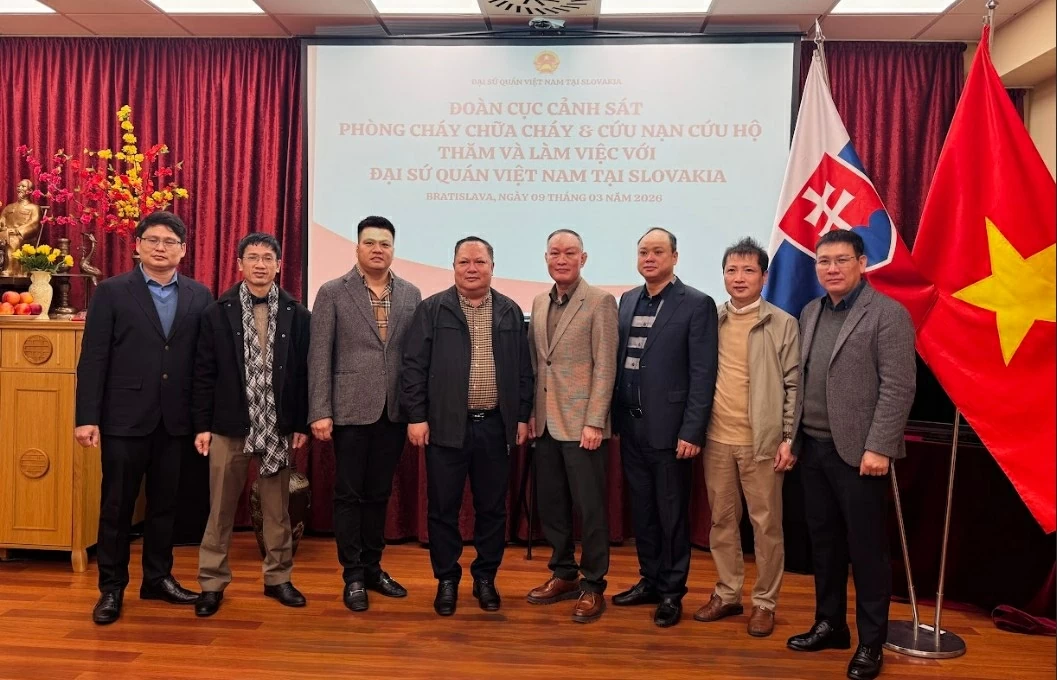Đoàn Cục Cảnh sát Phòng cháy chữa cháy và cứu nạn cứu hộ thăm Bratislava
