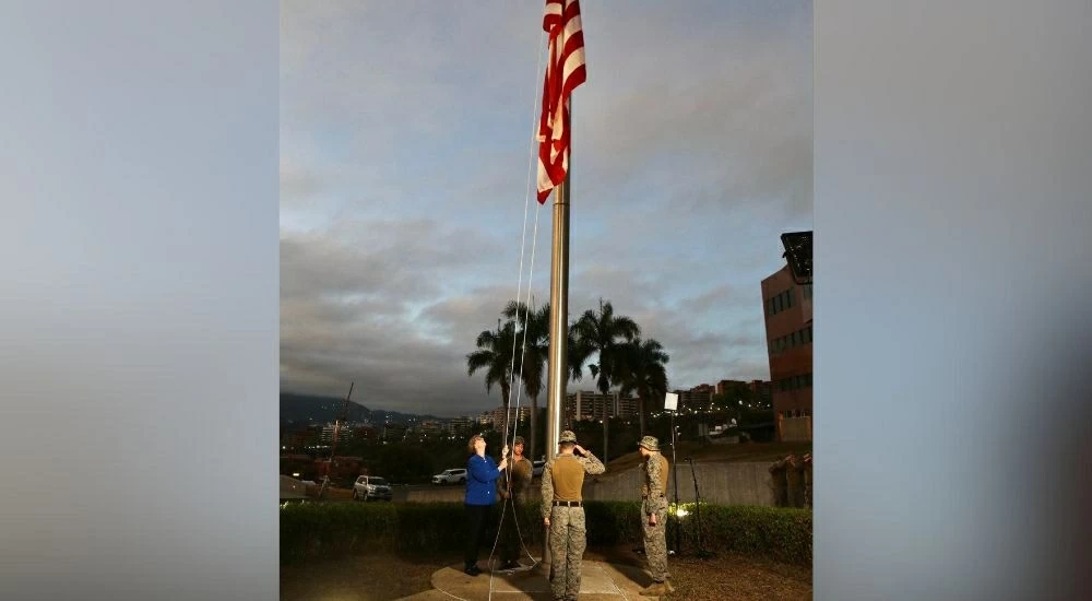 Quốc kỳ Mỹ lần đầu tung bay trở lại tại Đại sứ quán ở Venezuela sau 7 năm Quốc kỳ Mỹ tung bay trở lại tại Đại sứ quán ở Venezuela sau 7 năm