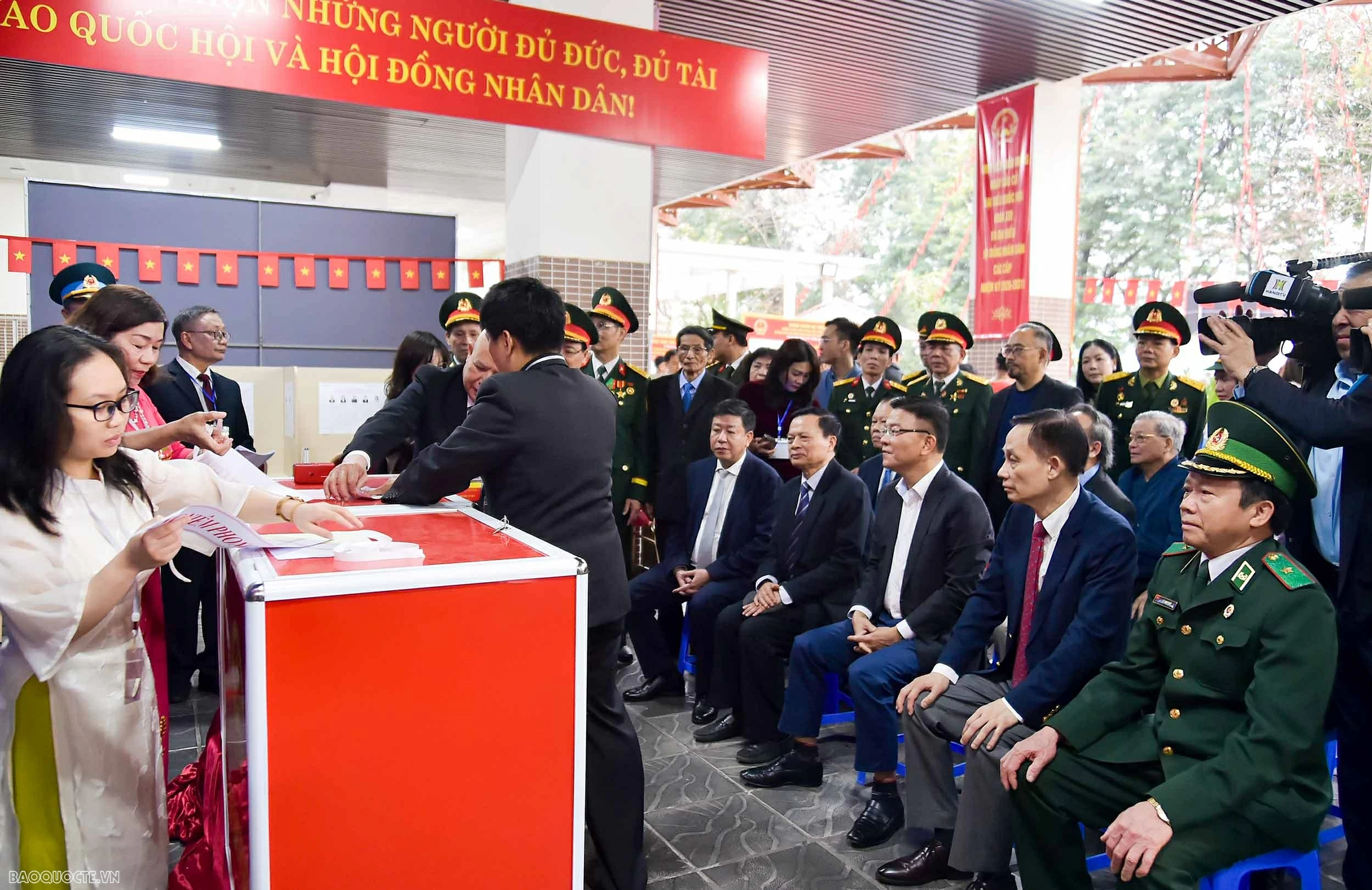 Ủy viên Bộ Chính trị, Bộ trưởng Ngoại giao Lê Hoài Trung bỏ phiếu bầu cử đại biểu Quốc hội khóa XVI và đại biểu HĐND các cấp nhiệm kỳ 2026-2031