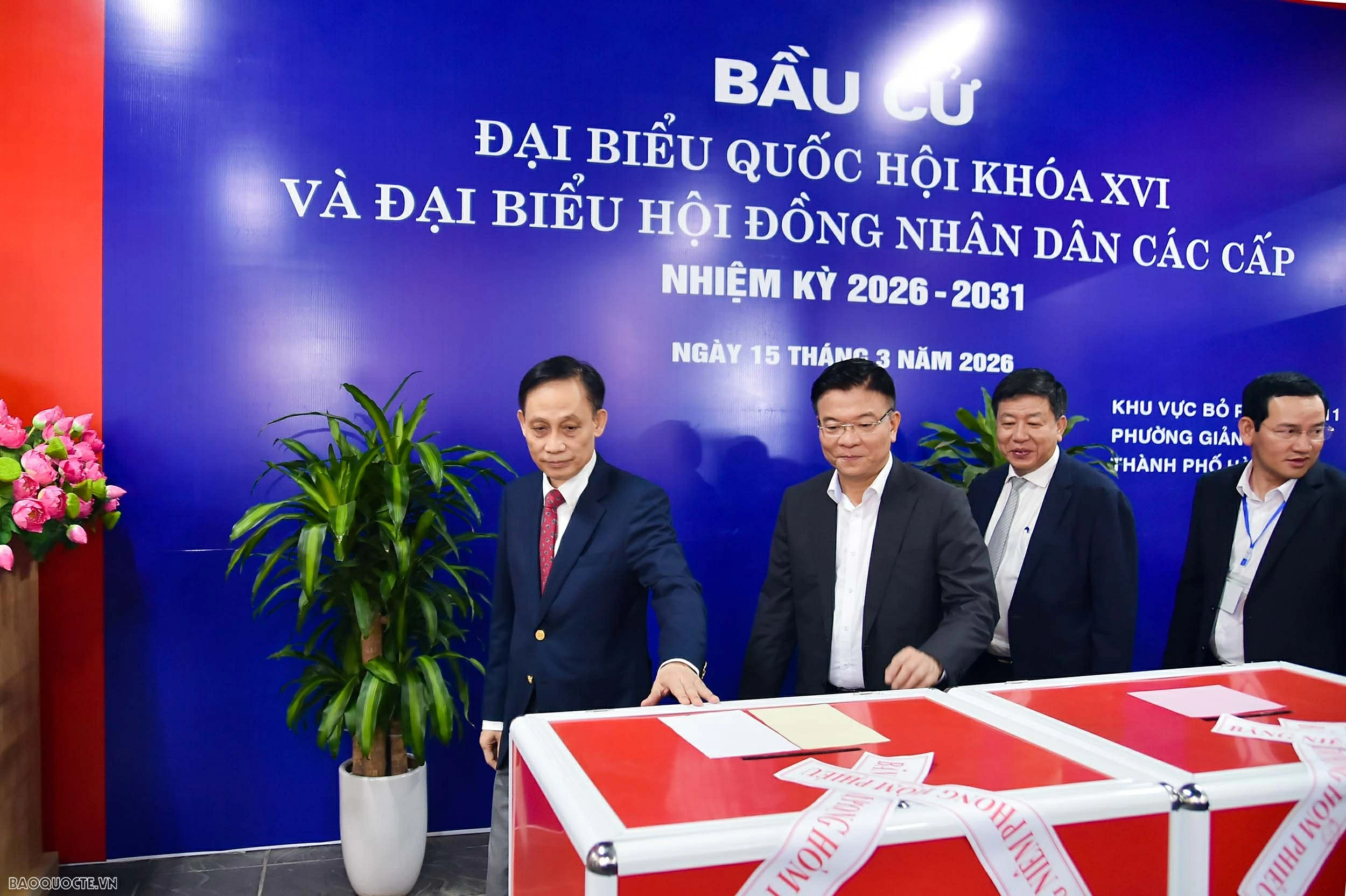 Ủy viên Bộ Chính trị, Bộ trưởng Ngoại giao Lê Hoài Trung bỏ phiếu bầu cử đại biểu Quốc hội khóa XVI và đại biểu HĐND các cấp nhiệm kỳ 2026-2031