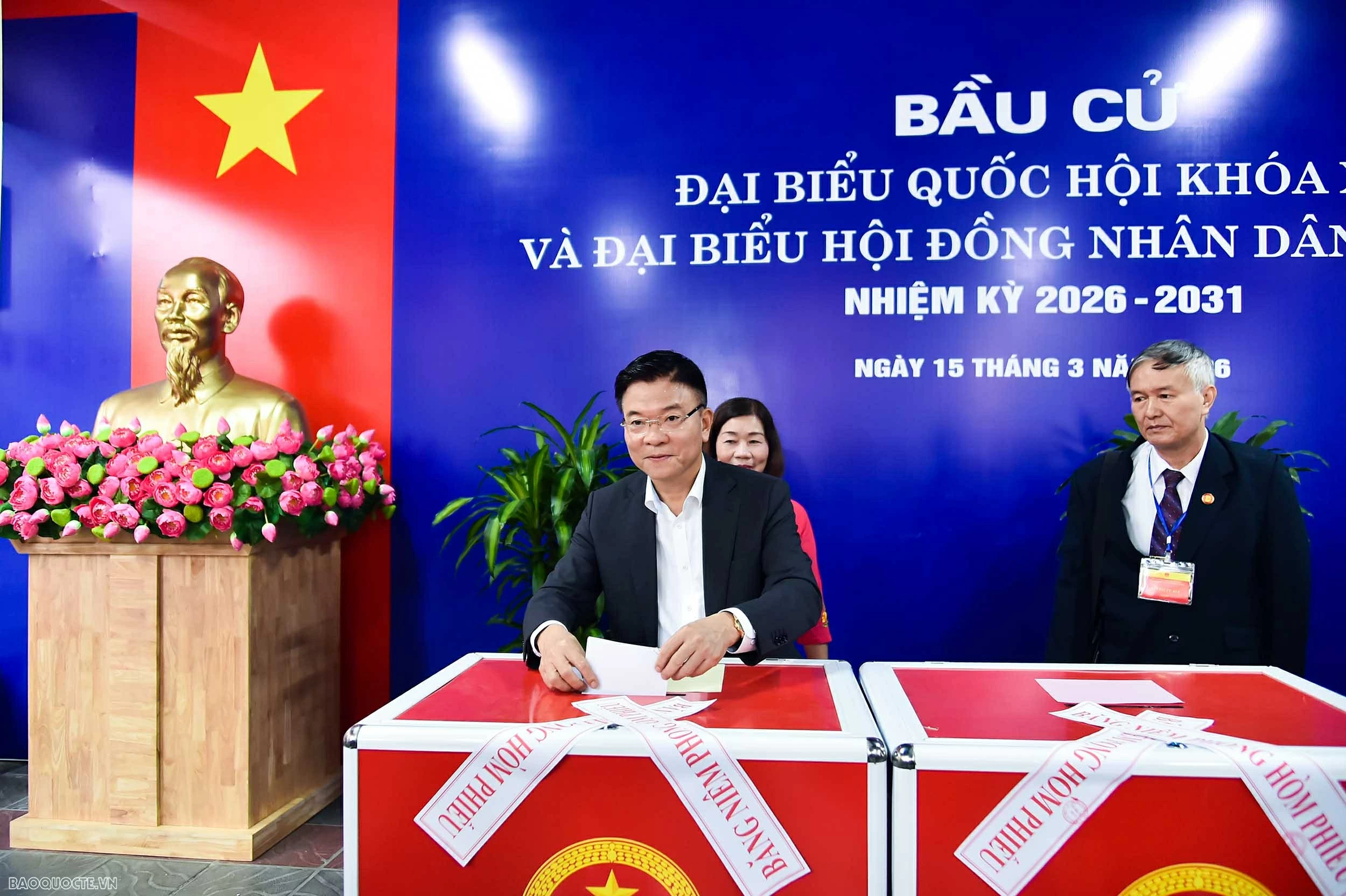 Ủy viên Bộ Chính trị, Bộ trưởng Ngoại giao Lê Hoài Trung bỏ phiếu bầu cử đại biểu Quốc hội khóa XVI và đại biểu HĐND các cấp nhiệm kỳ 2026-2031