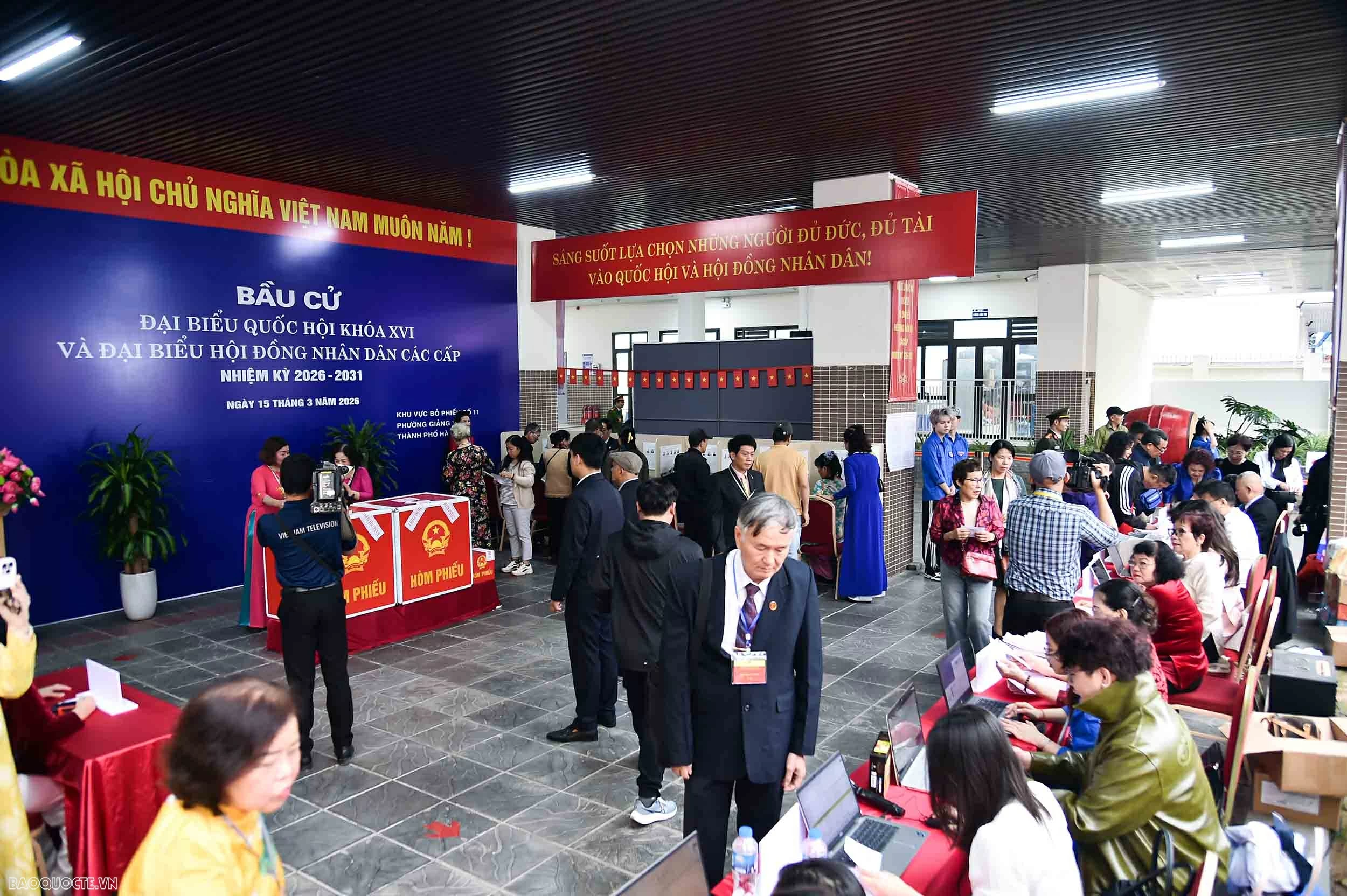 Ủy viên Bộ Chính trị, Bộ trưởng Ngoại giao Lê Hoài Trung bỏ phiếu bầu cử đại biểu Quốc hội khóa XVI và đại biểu HĐND các cấp nhiệm kỳ 2026-2031