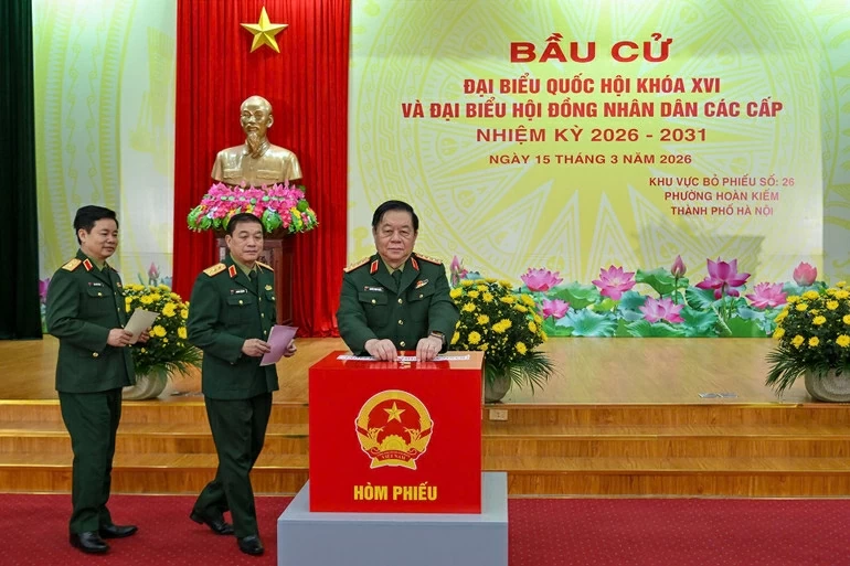 Chủ tịch nước Lương Cường bỏ phiếu bầu cử tại Khu vực bỏ phiếu số 26, phường Hoàn Kiếm, Hà Nội