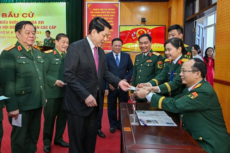 Chủ tịch nước Lương Cường bỏ phiếu bầu cử tại Khu vực bỏ phiếu số 26, phường Hoàn Kiếm, Hà Nội