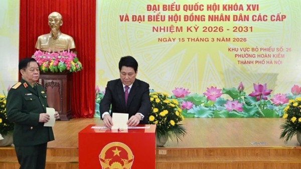 Chủ tịch nước Lương Cường bỏ phiếu bầu cử tại Khu vực bỏ phiếu số 26, phường Hoàn Kiếm, Hà Nội