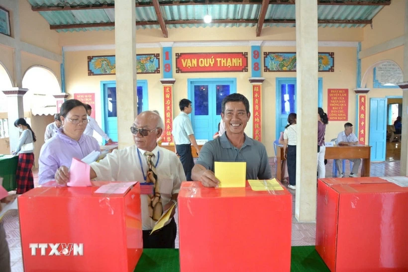 Ngày hội bầu cử rộn ràng trên các xã đảo Phú Quý, Nhơn Châu