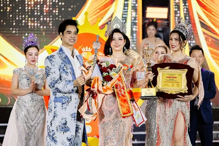 Người đẹp Nguyễn Hoàng Vân đăng quang Hoa hậu Doanh nhân Việt Nam 2026