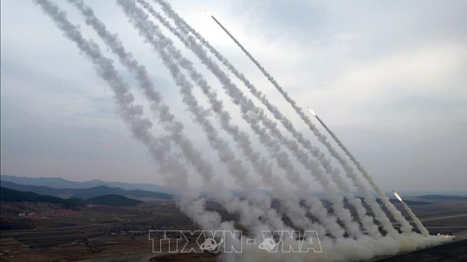 Nhà lãnh đạo Triều Tiên thị sát diễn tập hỏa lực của pháo binh tầm xa