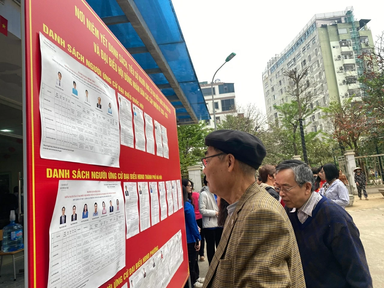 Cử tri cả nước phấn khởi, hào hứng đi bỏ phiếu ngay từ đầu giờ sáng Cử tri cả nước phấn khởi, hào hứng đi bỏ phiếu ngay từ đầu giờ sáng