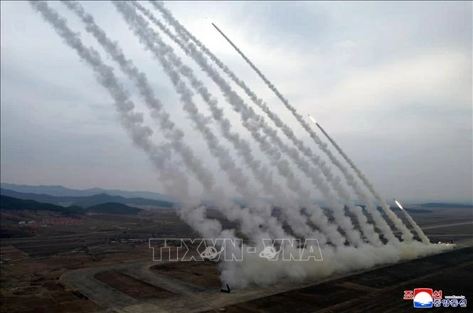 Nhà lãnh đạo Triều Tiên thị sát diễn tập hỏa lực của pháo binh tầm xa Nhà lãnh đạo Triều Tiên thị sát diễn tập hỏa lực của pháo binh tầm xa