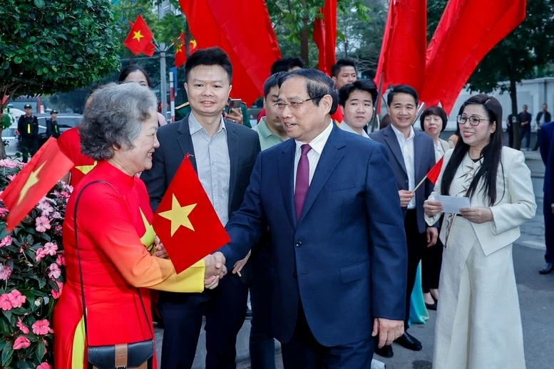 Thủ tướng Phạm Minh Chính cùng cử tri bỏ phiếu bầu cử tại phường Tây Hồ, Hà Nội