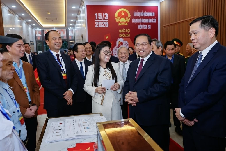 Thủ tướng Phạm Minh Chính cùng cử tri bỏ phiếu bầu cử tại phường Tây Hồ, Hà Nội