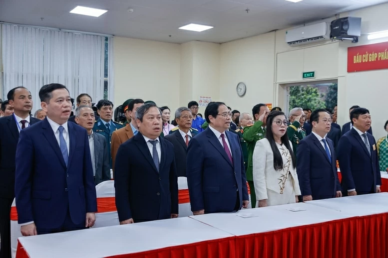 Thủ tướng Phạm Minh Chính cùng cử tri bỏ phiếu bầu cử tại phường Tây Hồ, Hà Nội