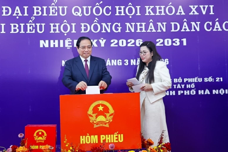 Thủ tướng Phạm Minh Chính cùng cử tri bỏ phiếu bầu cử tại phường Tây Hồ, Hà Nội