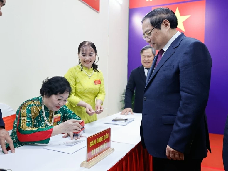 Thủ tướng Phạm Minh Chính cùng cử tri bỏ phiếu bầu cử tại phường Tây Hồ, Hà Nội