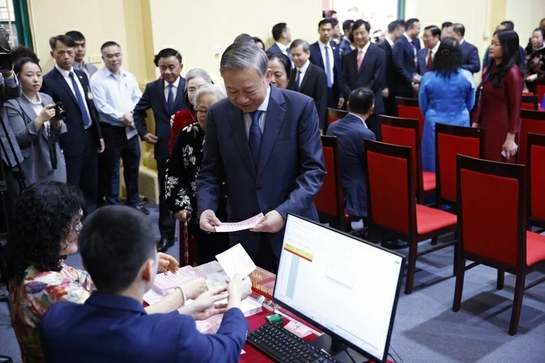 Tổng Bí thư Tô Lâm bỏ phiếu bầu cử đại biểu Quốc hội, HĐND các cấp tại phường Ba Đình, Hà Nội