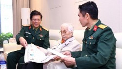 Nguyên Phó Chủ tịch nước Nguyễn Thị Bình bỏ phiếu tại điểm bầu cử số 32, Bệnh viện Trung ương Quân đội 108