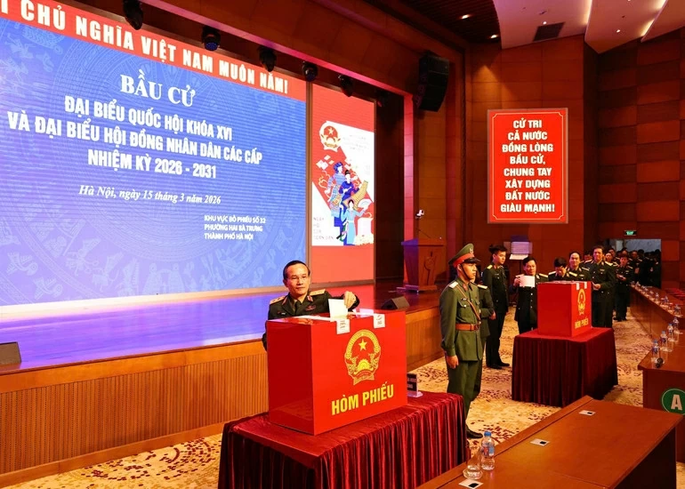 Nguyên Phó Chủ tịch nước Nguyễn Thị Bình bỏ phiếu tại điểm bầu cử số 32, Bệnh viện Trung ương Quân đội 108